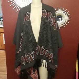 Beautiful and warm wrap w/ fringe